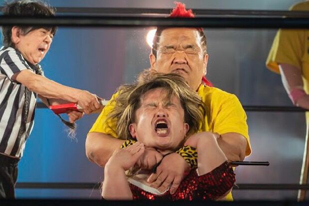 プリティ太田にチョークスリーパーをするミスター・ブッダマン