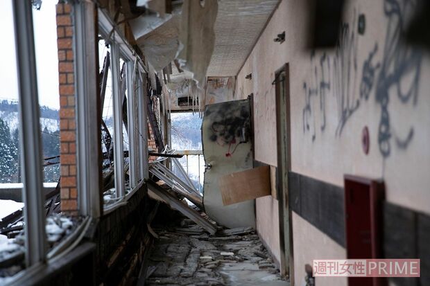 最恐心霊スポットの内部。コロナの書き込みがあることから今でも人の出入りは多いと見られる。日中でも真っ暗で女性2人で行くには相当な勇気がいる