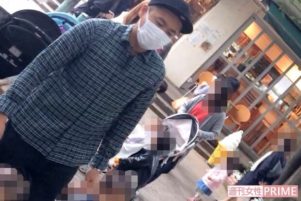 娘と手をつないで、笑顔を浮かべるトシ