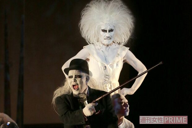 麿さん（右）の舞台にガラス作品を提供し、マッドサイエンティストの役もこなした篠原さん（左）