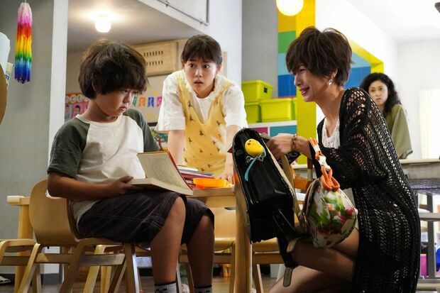 カホコは母親から育児放棄ぎみの児童を心配する　(c)日本テレビ