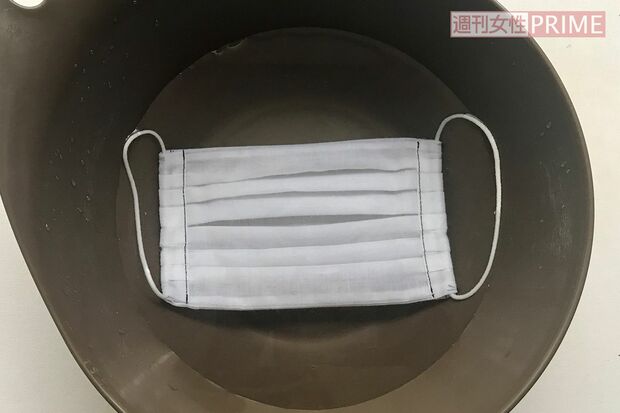 (4)汚れが気になる場合は、漂白液（水1リットルに塩素系漂白剤15ミリリットル）を入れ、10分浸す。この際、ゴム手袋の使用を。2回ほど水をかえて十分すすぐ。