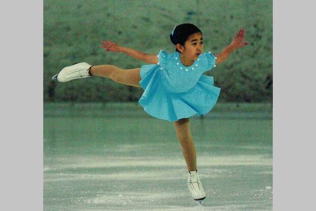 小2の夏からフィギュアを始められた佳子さま。試合では紀子さまと眞子さまにも応援されてルッツやサルコーにも挑戦（'04年4月4日）