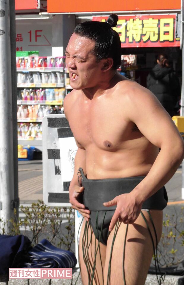 東京・高円寺の路上でパフォーマンスをする、ごっちゃんこさん