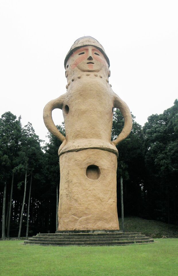 水戸市・くれふしの里古墳公園にある、はに丸タワーの高さは17・3メートルで、日本一大きなハニワ。背中は階段で展望台に！