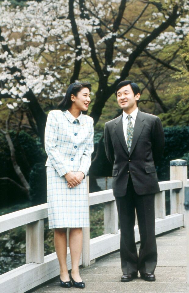 '93年4月、皇太子さま（当時）と雅子さまが結婚される直前に宮内庁が公開したお写真。赤坂御苑を散策されるご様子からは、あたたかな家庭を築かれるであろう兆しが感じられる。
