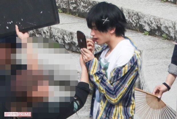 メイクをなおす中島健人（'18年5月）