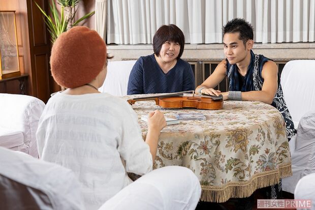 （右から）脳性まひのバイオリニスト・式町水晶、二人三脚の母・啓子さん、高校時代から見守る漫画家・斉藤倫　撮影／廣瀬靖士