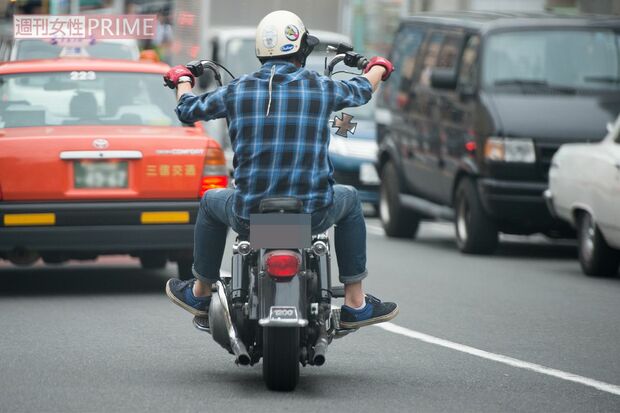 2014年5月、愛車のハーレーに跨がり、知人の店を尋ねる長瀬智也