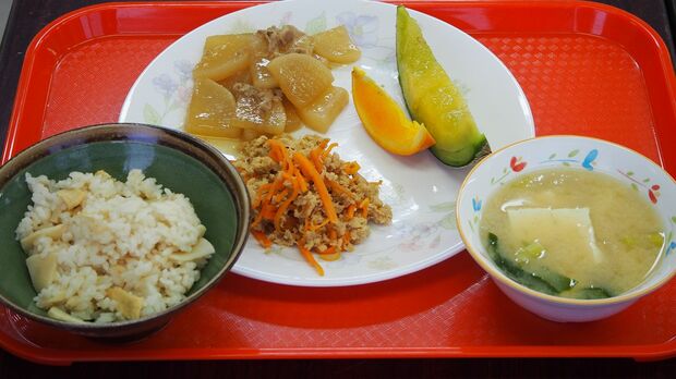 ボランティアの栄養士が考えた献立。旬の食材を取り入れ栄養バランスもいい