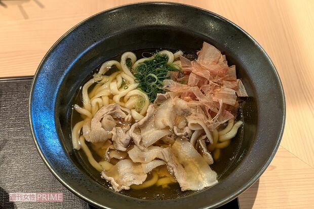 「肉讃岐 もっちりうどん源次郎」霧島黒豚の肉讃岐うどん（税込み869円）　撮影／編集部