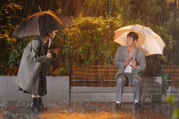 どしゃ降りの雨の中、記憶をなくしてさまよう実を見つけた世津子。(c)NHK