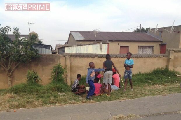 ヨハネスブルグ国際空港の北にあるテンビサという旧黒人居住区内。子ども達は普段通り道路で遊んでいる（高達潔さん提供写真）