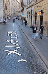 イタリア・ミラノのGoogleストリートビューに写り込んでいるSnowManの佐久間大介と日本テレビアナウンサーの伊藤遼（Googleストリートビューより）