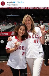 左が今年5月に始球式を行ったエンゼルスの広報、グレースさん（球団公式インスタグラムより）