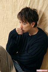 秋めいたニットがお似合い。「普段もニットはよく着ます。あまりごちゃごちゃした洋服が好きじゃないから、1枚で着られる肌触りのいいニットって重宝するんですよね。そのときの髪型に合わせて選ぶことが多いので、今だとブラウン系が多いかな。ベージュ、紺、黒、緑も好きですよ」と佐藤健　撮影／近藤陽介