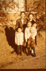 ニューヨークにいたころの家族写真。家族そろってスタイリッシュだ