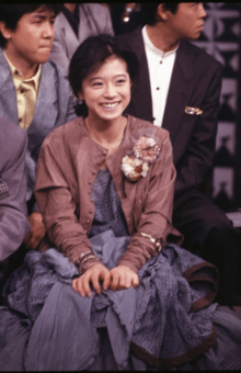 『難破船』で『夜ヒット』出演の明菜('87年)。トーク中とは打って変わって歌唱に入ると別人のような儚げな雰囲気になった