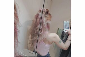 鏡越しの自撮りでは、タンクトップ姿で広背筋などの筋肉美を。右腕にはタトゥーも（本人のSNSより）