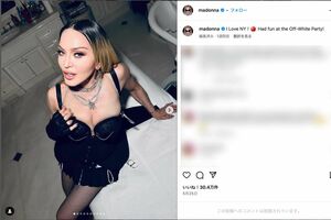 デビュー当時には論争にまでなった、マドンナのシンボルともいえるボンデージスーツの衣装（本人インスタグラムより）