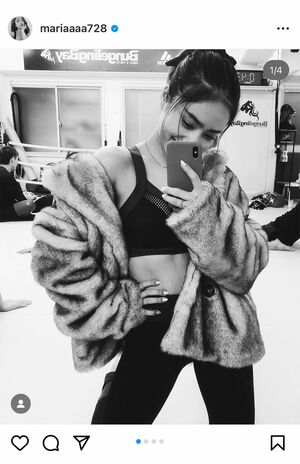 腹チラを披露して、セクシー（谷まりあ公式インスタグラムより）