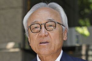 8月25日、東京を訪れた蔵内勇夫氏は今日付で辞職する旨を記者団に伝えた（写真は共同通信社）