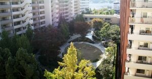  右手にあるのが中央棟。中庭を挟んだ左手に見えるのが南棟