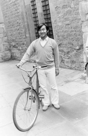 1985年、イギリス留学中の天皇陛下(当時は浩宮さま)。現地では“ヒロ”と呼ばれ、普段はジーンズ姿で過ごしていたという