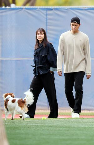 2025年2月10日にキャンプ施設を訪れた大谷翔平と真美子夫人、デコピン(写真/産経ビジュアル)