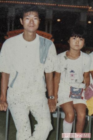 順子さんが幼いころにディズニーランドへ。左から賢二さん、順子さん