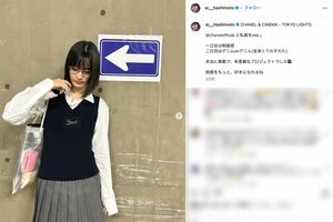 11月29日には黒髪&メガネに制服風のコーディネートを投稿していた橋本愛(本人のインスタグラムより)