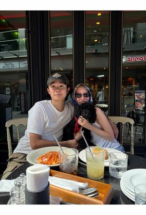 休日に愛犬と彼氏とカフェへ（右・サイタマさん）