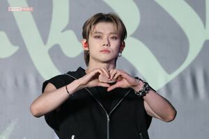 ハートを送るTOMORROWXTOGETHERのYEONJUN