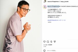 ポップアップで販売する服を紹介する伊勢谷友介（本人のInstagramより）