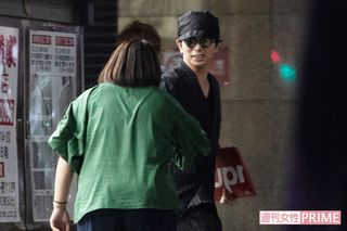 2018年『花のち晴れ』打ち上げで、スタッフと握手するスタッフと握手する松本潤