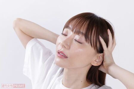 (1)横になり両手で頭を支え上下に動かす モデル/葉月祥子(スペースクラフト) 撮影/有馬貴子