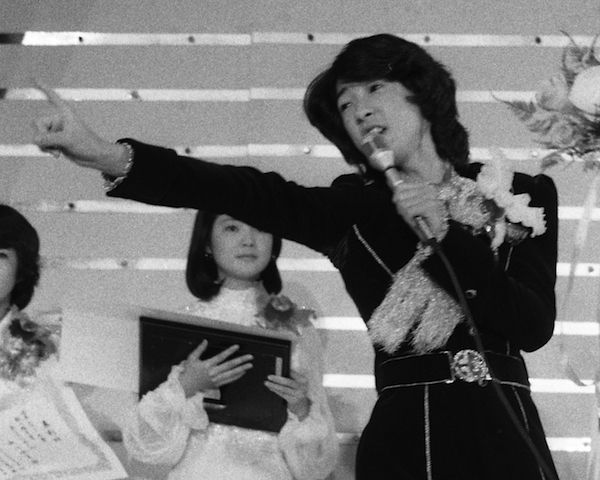 昭和49年、レコ大新人賞に選ばれたデビュー曲の『イルカにのった少年』を歌う城みちる