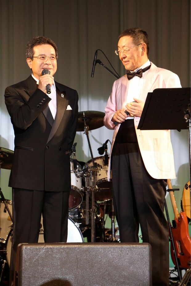 作曲家・弦哲也さんと演歌歌手・ニトリアキオとしてステージ上で