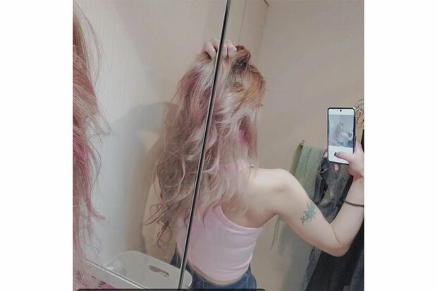 鏡越しの自撮りでは、タンクトップ姿で広背筋などの筋肉美を。右腕にはタトゥーも（本人のSNSより）