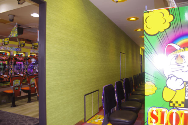 加熱式たばこエリアと禁煙エリアの境界に壁面を造作（ぱちんこ大学　東久留米店）