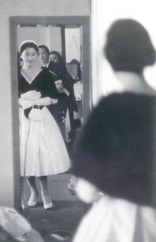 写真①外で報道陣が待つ自宅で出発の準備を。昭和33（1958）年11月27日