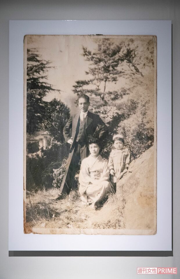 2歳のときに両親と撮影。希林さんの遺志を尊重し、展示品はすべて撮影可となっている　撮影／齋藤周造