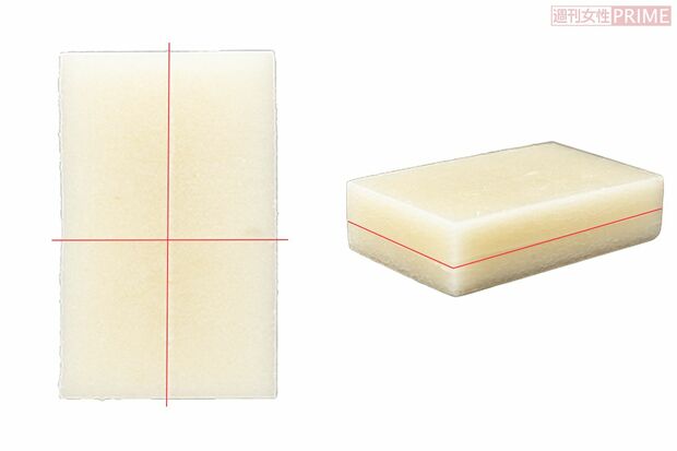 サトウ食品のもち（左）の表面には十字の切れ目が入っていて、越後製菓のもち（右）には側面に切り込みが入っている