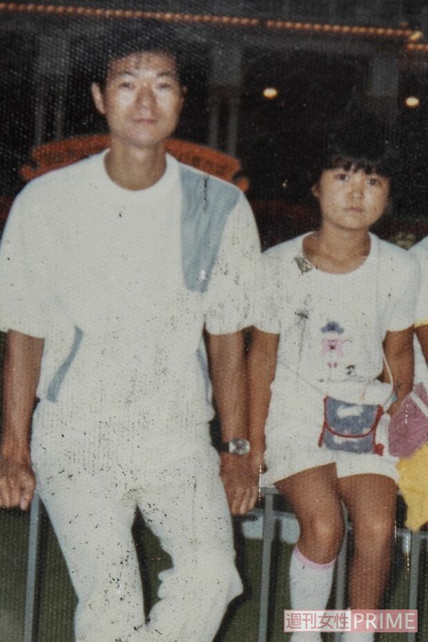 順子さんが幼いころにディズニーランドへ。左から賢二さん、順子さん