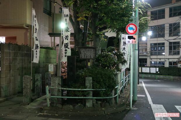 午後10時をすぎると人通りは次第に少なくなるが、午前2～4時ごろにこっそり参拝する人もいるという