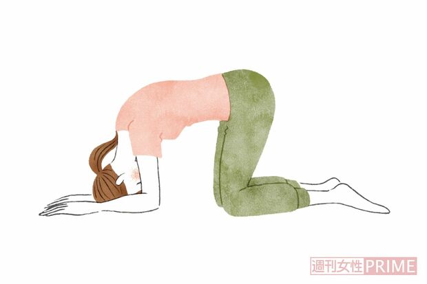 （1）おでこを床につけて両手を顔の横に置いてお尻を持ち上げ、ひざを立てる。このとき、頸椎に負担をかけないように手でコントロールする。　イラスト／中村奈々子