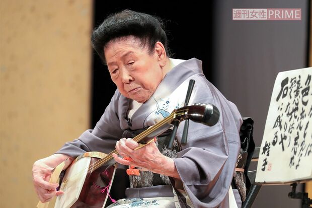 2017年、三越劇場で当時94歳とは思えないほど力強く三味線を弾いていた内海桂子さん