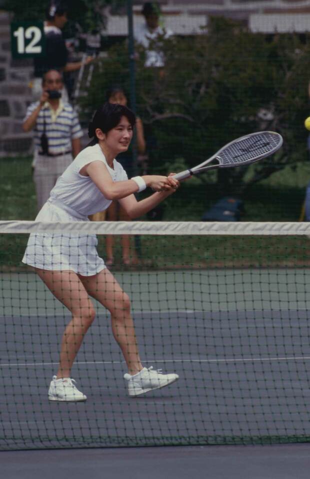 秋篠宮さまとのご結婚直後の’90年8月、軽井沢のコートでテニスを楽しまれる紀子さま（3/5）