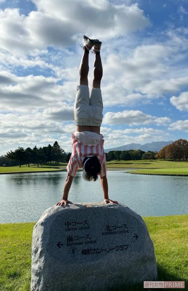 ゴルフ場で華麗な逆立ちを披露する池谷（本人提供）