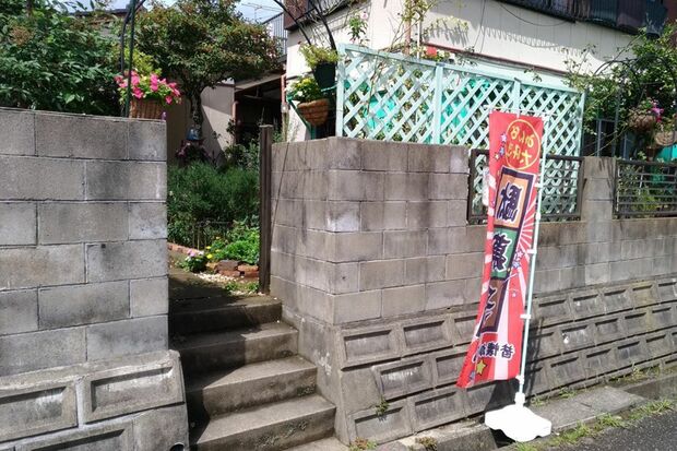 営業時間になると入り口付近に幟が出る（容疑者のツイッターより）